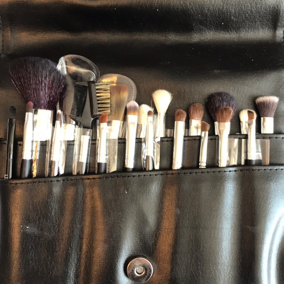20 Piece Makeup Brush Set with Belt! - Picture 2 of 4